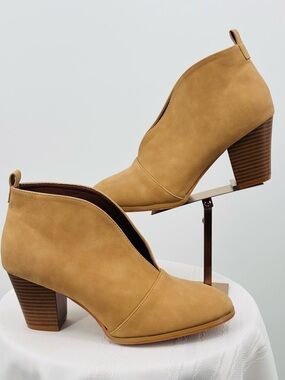 Weeboo Tan Ankle Booties Slip-on Stacked Heels Size 10